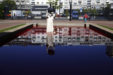 Un sculptor polonez a creat o statuie a lui Ioan Paul al II-lea "supraom"