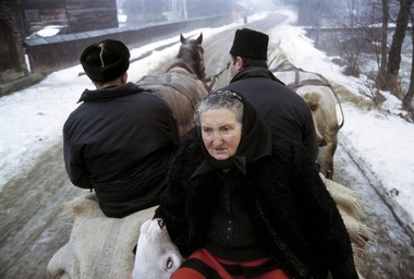 Artista americană Kathleen Laraia McLaughlin a fotografiat în Maramureş oamenii şi obiceiurile lor şi va expune lucrările la MNTR