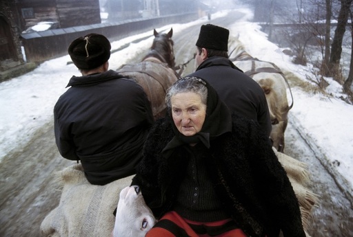 Artista americană Kathleen Laraia McLaughlin a fotografiat în Maramureş oamenii şi obiceiurile lor şi va expune lucrările la MNTR