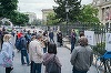 Expoziţie Dan Perjovschi "Ne arde casa", pe gardul Muzeului Naţional de Artă al României: "Eu nu sunt artistul care are soluţii. În expoziţiile mele, nu o să rezolv conflictul israelo-palestinian. Eu îmi pun întrebarea" - FOTO