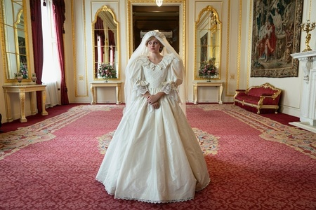 "The Crown" - Netflix a dezvăluit o fotografie cu Emma Corrin în rochia de mireasă a prinţesei Diana
