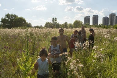 Cel mai premiat documentar românesc al acestui an, povestea familiei care a locuit 18 ani în Delta Văcăreşti, disponibil pe HBO GO