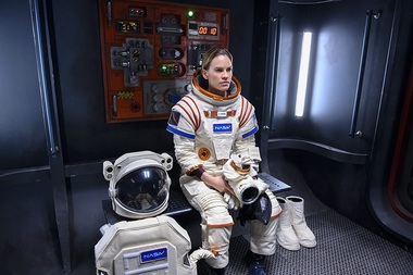Netflix a anulat serialul „Away”, cu Hilary Swank în rol principal, după un sezon