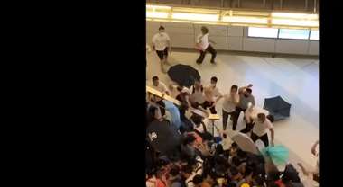 Jurnalist de la televiziunea publică din Hong Kong, arestat după ce a relatat abateri ale poliţiei - VIDEO