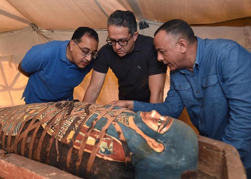 Egipt - O sută de sarcofage intacte, descoperite în necropola Saqqara