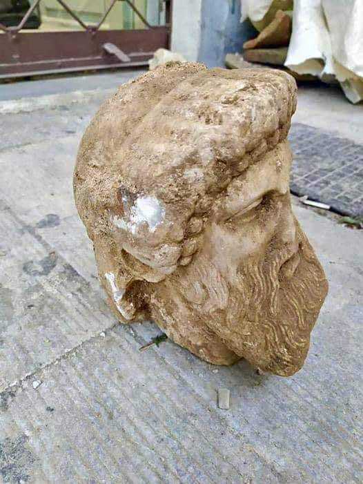 Un cap de marmură reprezentându-l pe zeul Hermes, găsit sub o stradă din Atena