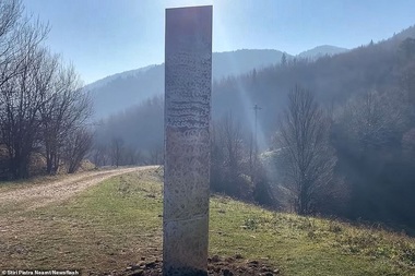 Mai multe publicaţii şi televiziuni străine semnalează existenţa unui misterios monolit în România