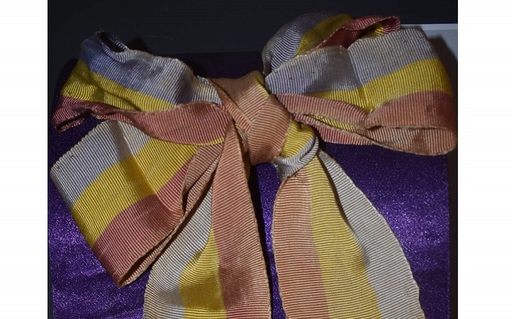 O eşarfă tricoloră, purtată la Marea Adunare Naţională de la Alba Iulia din 1 decembrie 1918, expusă la Muzeul Mureş