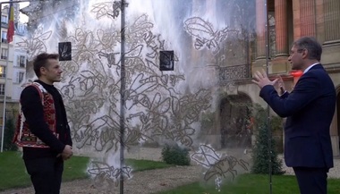 Ziua Naţională, celebrată la Ambasada României din Paris - Artistul Mircea Cantor a făcut o instalaţie în care a creat harta ţării plină de albine, o rememorare a tuturor oamenilor care au format România - VIDEO