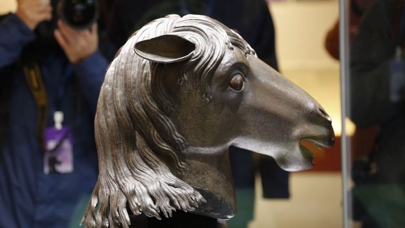 O sculptură ce reprezintă un cap de cal, furată în urmă cu 160 de ani, a revenit la Vechiul Palat de Vară din China