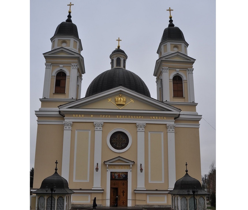 Inscripţia istorică a Catedralei Ortodoxe din Cernăuţi, restabilită pe frontispiciu