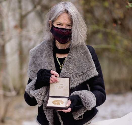 Poeta Louise Gluck a primit medalia Nobel în săptămâna care deschide înmânarea prestigioaselor distincţii