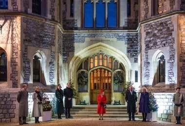 Regina Elizabeth a II-a s-a întâlnit cu familia pentru prima dată din martie - FOTO