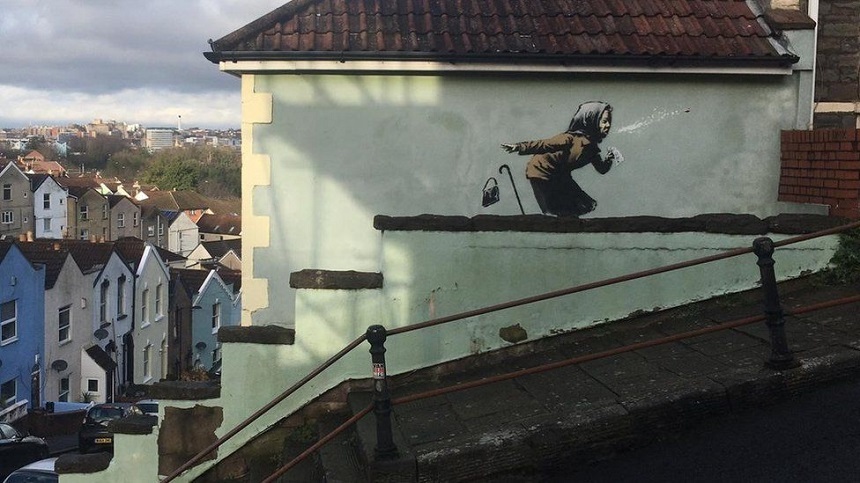 O nouă lucrare Banksy, în Bristol - „Aachoo!!” reprezintă o femeie strănutând căreia îi zboară proteza dentară
