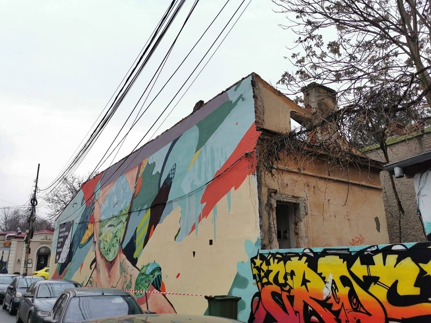 "Casa cu Graffiti" de pe strada Arthur Verona, devenită simbol al evenimentului anual Street Delivery din Bucureşti, a început să fie demolată - FOTO