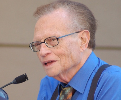 Starea de sănătate a reputatului jurnalist american Larry King, diagnosticat cu Covid-19, s-a îmbunătăţit

