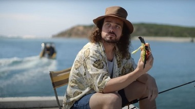 O reclamă în care un bărbat apare mâncând un sandvici cu liliac, anchetată în Australia

