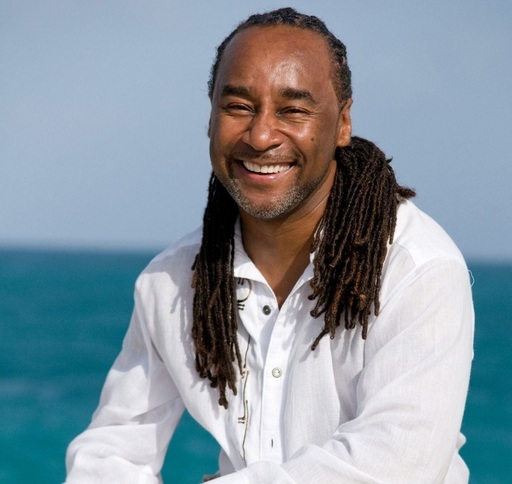 Scriitorul Eric Jerome Dickey, care a explorat viaţa afro-americanilor, a murit la vârsta de 59 de ani

