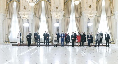 Filarmonica de Stat Sibiu, Teatrul de Comedie Bucureşti, MNAR şi unteatru, între instituţiile de cultură decorate de Klaus Iohannis