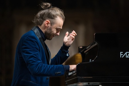 Noul pian al Filarmonicii „George Enescu”, inaugurat printr-un concert susţinut de Daniel Ciobanu şi dirijat de Gabriel Bebeşelea
