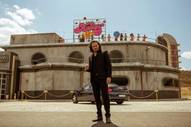 Creatorii „La Casa de Papel” lansează serialul de acţiune „Sky Rojo”, cu Verónica Sánchez şi Asier Etxeandia în distribuţie - VIDEO