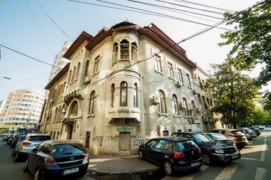 Casă în stil neoromânesc târziu pictată de Francisc Vodak, de închiriat cu 10.000 de euro pe lună - FOTO