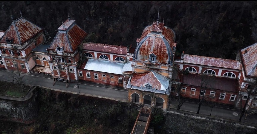 BBC: Tinerii din România se luptă să salveze staţiunea balneară imperială Băile Herculane - FOTO