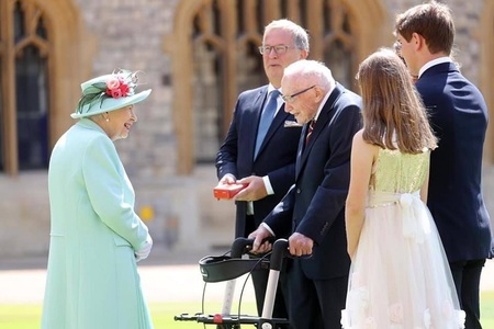 Regina Elizabeth a II-a a transmis un mesaj de condoleanţe familiei căpitanului Tom Moore care a murit la vârsta de 100 de ani