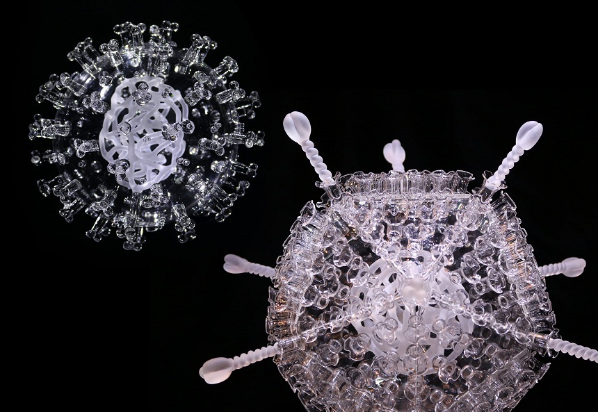 Un artist britanic a creat o sculptură din sticlă a vaccinului AstraZeneca - VIDEO