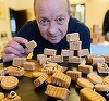 Artiştii vând mărţişoare-cărămizi cu autografe la MNTR pentru a susţine construcţia Teatrului independent Griviţa 53 - FOTO