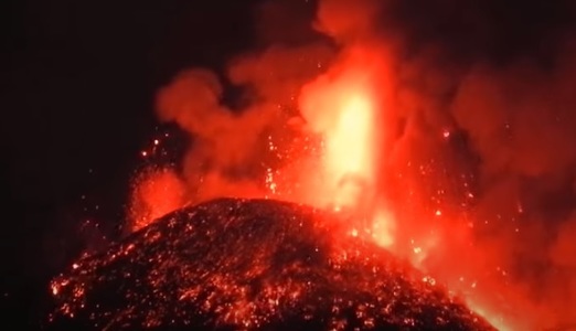 Vulcanul Etna a iluminat cerul nopţii expulzând lavă la 1.500 de metri înălţime - VIDEO