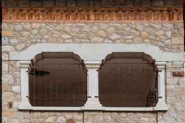 Conacul boieresc Fireţeanu, construit în perioada interbelică, din piatră naturală, se vinde cu 250.000 de euro - FOTO