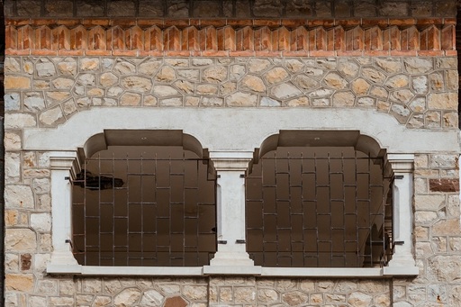 Conacul boieresc Fireţeanu, construit în perioada interbelică, din piatră naturală, se vinde cu 250.000 de euro - FOTO