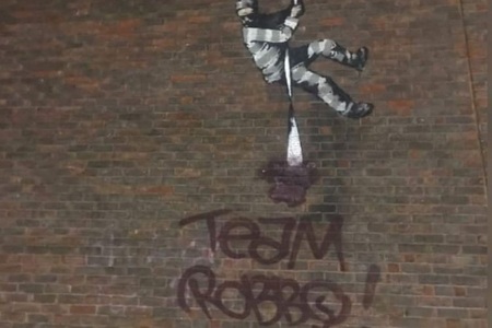 Desenul lui Banksy de pe zidul închisorii Reading a fost vandalizat iar numele rivalului său Robbo a apărut pe faţadă