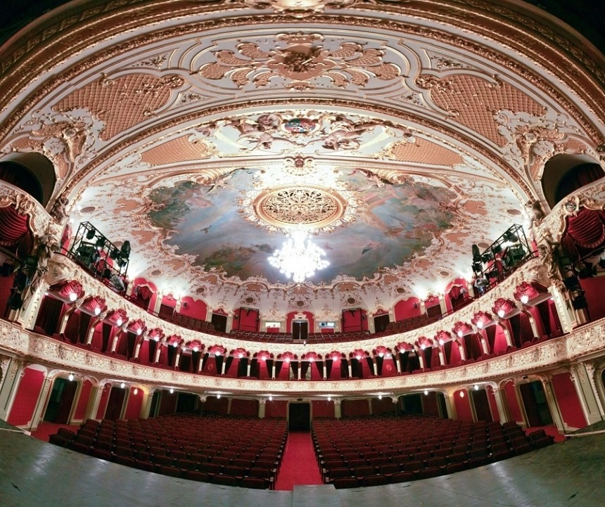 Ziua Mondială a Teatrului - Ministerul Culturii, criticat pentru răspunsul la problemele artiştilor, îi felicită pe cei care trudesc în faţa şi în spatele cortinei
