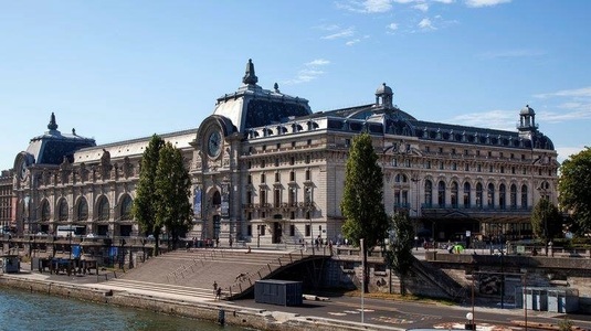 Numele fostului preşedinte francez Valéry Giscard d'Estaing, adăugat la cele ale Muzeelor Orsay şi Orangerie