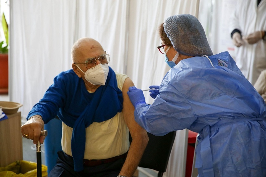 Scriitorul Dinu Săraru, 89 de ani, s-a vaccinat contra Covid-19 - FOTO