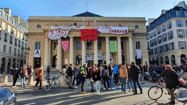 Teatrele dramatice din Franţa, ocupate paşnic în sprijinul artiştilor independenţi - VIDEO