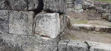 Hunedoara: Poarta cetăţii dacice Costeşti – Blidaru, monument UNESCO, vandalizată / Consiliul Judeţean Hunedoara reclamă lipsa personalului de supraveghere - FOTO

