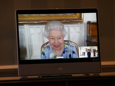 Regina Elizabeth a II-a, prima fotografie după funeraliile prinţului Philip