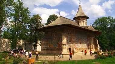 Transmisiune directă de la Catedrala Patriarhală, concerte, reportaje, filme şi ediţii speciale, în oferta televiziunilor în zilele de Paşti - FOTO