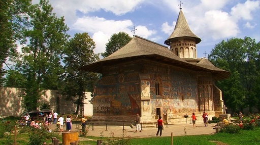 Transmisiune directă de la Catedrala Patriarhală, concerte, reportaje, filme şi ediţii speciale, în oferta televiziunilor în zilele de Paşti - FOTO
