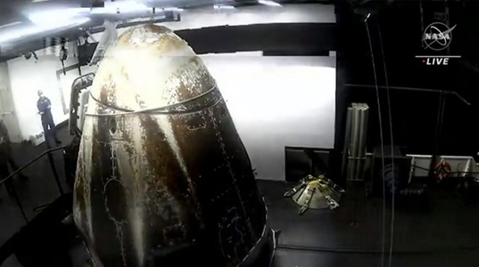 Nava SpaceX cu patru astronauţi la bord a revenit pe Pământ - VIDEO