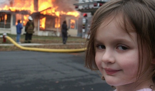 "Disaster Girl", o fotografie virală de 15 ani pe internet, vândută cu mai mult de 400.000 de dolari 