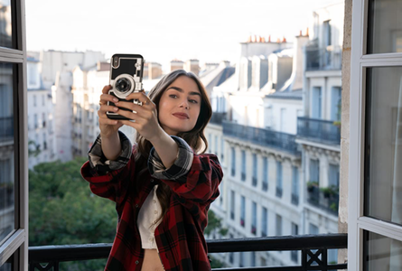 Serialul „Emily in Paris”, urmărit de pe 58 de milioane de conturi Netflix. Producţia pentru al doilea sezon a început