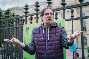 Artistul Dan Perjovschi a desenat Centrul de Vaccinare din Fierbinţi: "Veniţi, vedeţi, vaccinaţi!" - FOTO