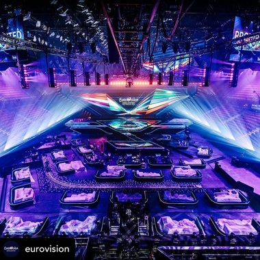 Rotterdam - Eurovision revine cu constrângeri sanitare - delegaţii mai mici, artişti separaţi strict de public, atenţionări pentru cei care s-au îmbrăţişat cu jurnaliştii. Aproximativ 3.500 de persoane vor asista, fără mască, la concursul Eurovision