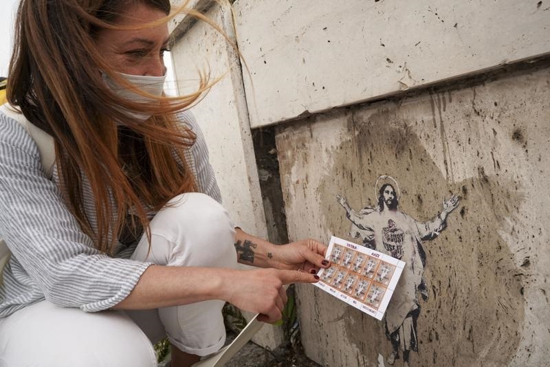 Vaticanul a emis un timbru reprezentând o operă de artă stradală fără a oferi artistei drepturi de autor 