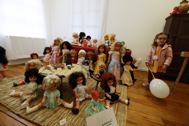 Cea mai mare expoziţie de păpuşi româneşti, la Muzeul Judeţean Buzău - Sunt prezentate peste 200 de păpuşi, cea mai veche fiind din 1949 - FOTO
