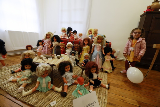 Cea mai mare expoziţie de păpuşi româneşti, la Muzeul Judeţean Buzău - Sunt prezentate peste 200 de păpuşi, cea mai veche fiind din 1949 - FOTO
